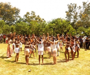 Niñas de uno de los grupos culturales tainos hacen una reverencia dentro de un corral de piedras, le observan los participantes del Festival Cultural Indígena Cuevas del Pomier en el municipio Cambita Garabito de San Cristobal.