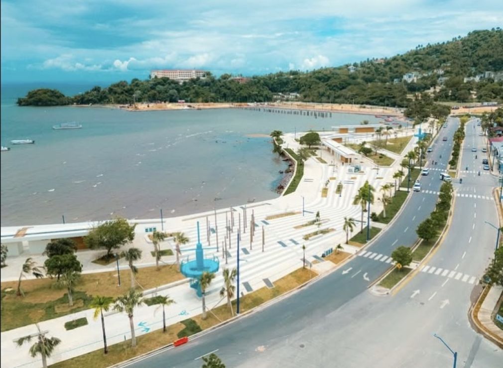 Inauguran el remozado malecón de Samaná.