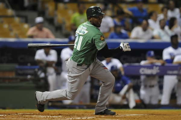 Junior Lake conectó jonrón en la parte alta de la 7ma. entrada para dar ventaja definitiva a las Estrellas sobre el Licey en partido celebrado en el Estadio Quisqueya. 