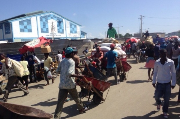 Haitianos ignoran prohibición de su Gobierno; compran productos en RD: 