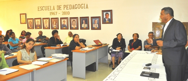 El Vicerrector de Extensión de la Universidad Autónoma de Santo Domingo, Francisco Terrero Galarza, se dirige a los maestros talleristas para sumarse al plan "Quisqueya Aprende Contigo" lanzado por el Gobierno de Danilo Medina.