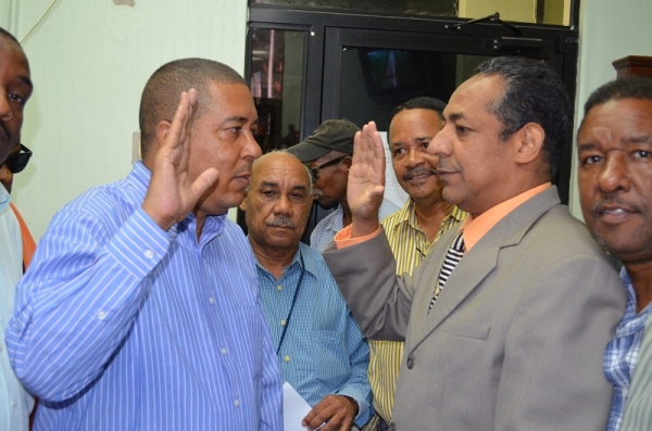 El secretario general del Ayuntamiento de San Cristóbal, doctor Bienvenido Araujo Japa, juramenta al periodista Omar Furment como nuevo director de Comunicaciones, Prensa y Publicidad de esa institución.