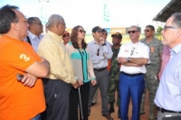Ministro de Obras Públicas, Gonzalo Castillo, mientras examina pérdidas en Estadio Cibao tras incendio