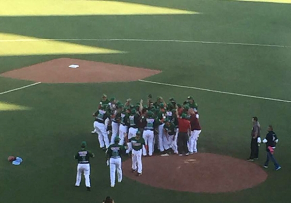 El equipo de México celebra su pase a la final en Serie Del Caribe San Juan 2015.