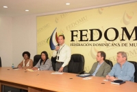 Juan de los Santos, presidente de FEDOMU, durante su intervención. Observan Altagracia Tavárez, directora ejecutiva de FEDOMU; Luca Locente, de la Unión Europea, y Nicolo Shiaparelli, de Progressio.: 
