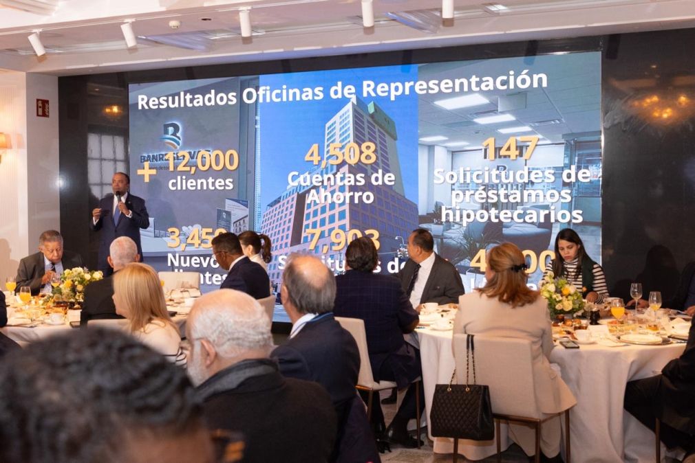 El administrador general de Banreservas, Samuel Pereyra, informa a periodistas dominicanos sobre los altos indicadores financieros que obtuvo la entidad bancaria al cierre del 2023, durante un encuentro en Fitur.