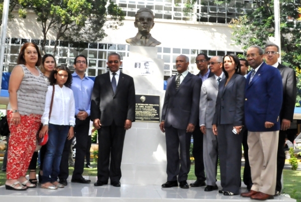 UASD Develiza Busto del mártir estudiantil Amín Abel Hasbún