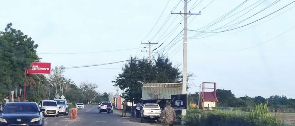 La acción fue constatada cerca del mediodía en el tramo carretero Villa Vásquez- Guayubín, precisamente en el chequeo militar ubicado en la comunidad de Botoncillo.
