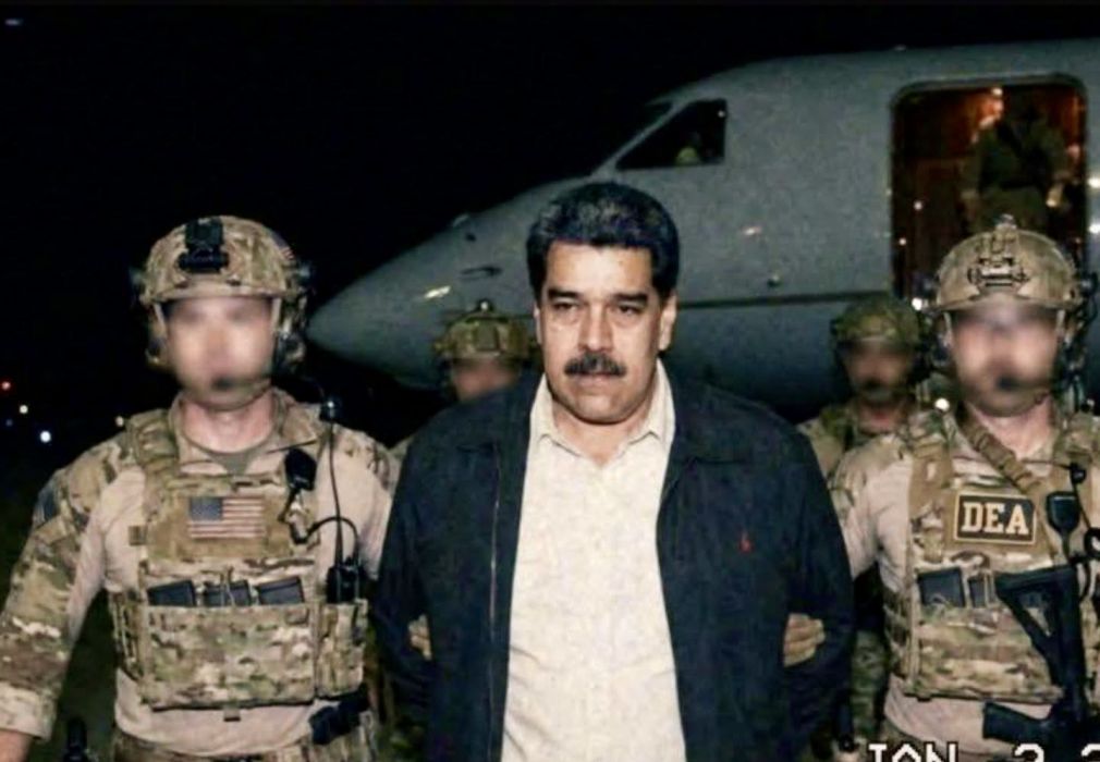 El presidente de Venezuela, Nicolás Maduro durante su traslado. Donald Trump confirmó el ataque pocas horas después de que se reportaran explosiones y sobrevuelos de aeronaves militares en Caracas y otras zonas del país.