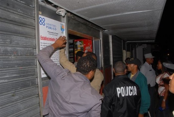Ministerio Público clausuran tres centros de expendio de bebidas alcohólicas en Montecristi