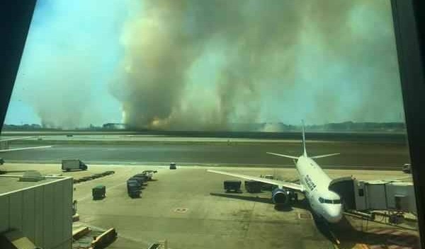 Incendio junto a las pistas de Fiumicino-Roma obliga a suspender vuelos: 