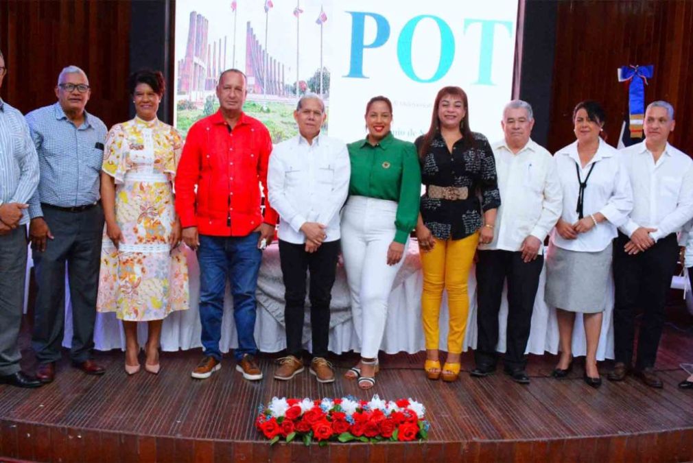 El viceministro de Ordenamiento Territorial y Desarrollo Regional, Domingo Matías, al centro, junto a autoridades municipales de San Cristóbal y funcionarios del Ministerio de Economía.