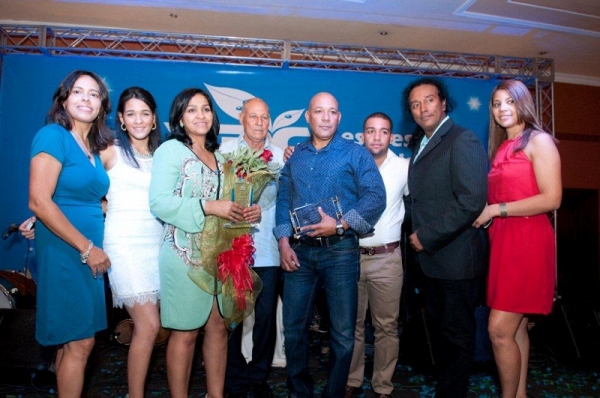 Entrega de placas de reconocimiento de empleados de TDC. De Izquierda a derecha; Verushka Sosa, Mabel Hernández, Juana González de Hernández (Vice-Presidente TDC), Darío Hernández, Rafael Hernández (Presidente TDC), Ismael Hernández, Kaki Vargas y Cristina López.