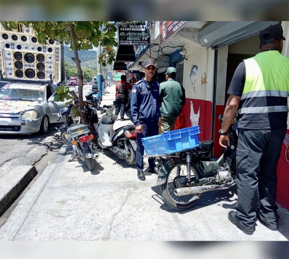 El Ayuntamiento Municipal reiteró su llamado a la ciudadanía para que respete los espacios públicos y contribuya con el orden y la seguridad del municipio, evitando colocar obstáculos que afecten la movilidad peatonal y el bienestar colectivo.