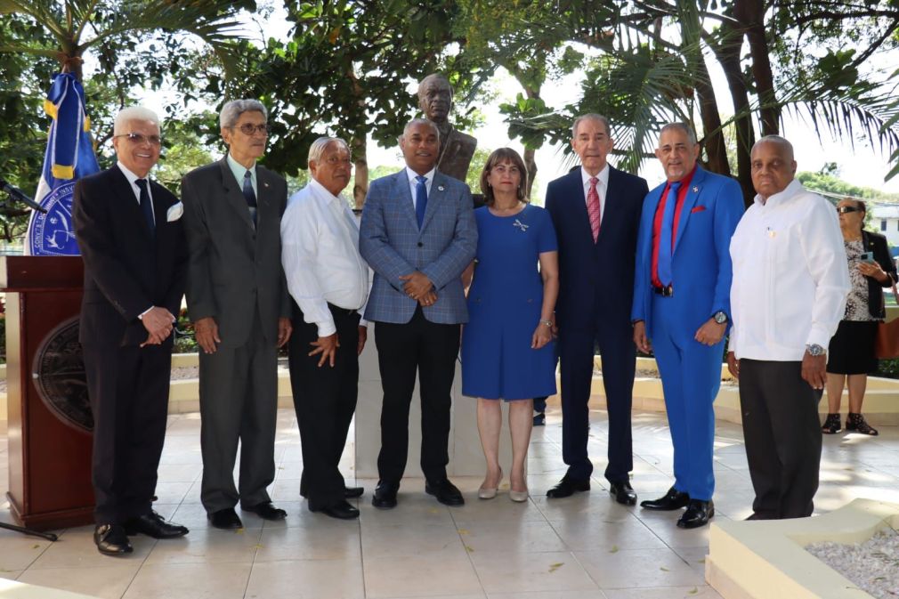  UASD rinde homenaje a José Francisco Peña Gómez con ofrenda floral en el aniversario de su natalicio.