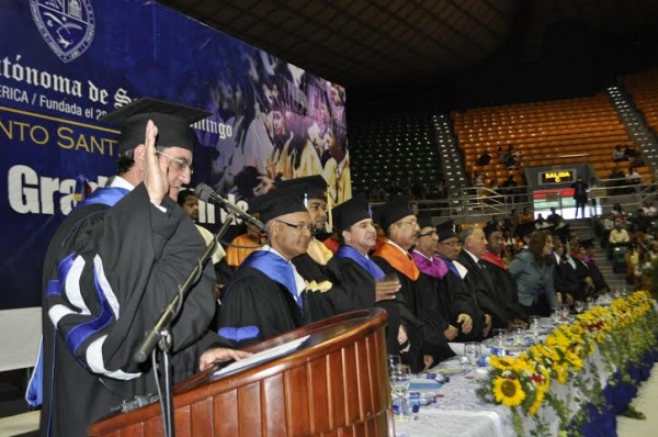 UASD inviste 392 nuevos profesionales en Santiago