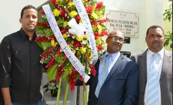 Develizan foto y depositan ofrenda floral en nicho Marcelino Vega: 