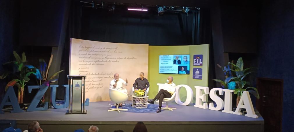 Los expositores Alfonso Quiñones y Luis Eduardo Lora (Huchi) y el moderador del coloquio sobre Polo Montañez, José Rafael Sosa, en el Pabellón Azul de la Poesía, de la XXV Feria Internacional del Libro Santo Domingo 2023.