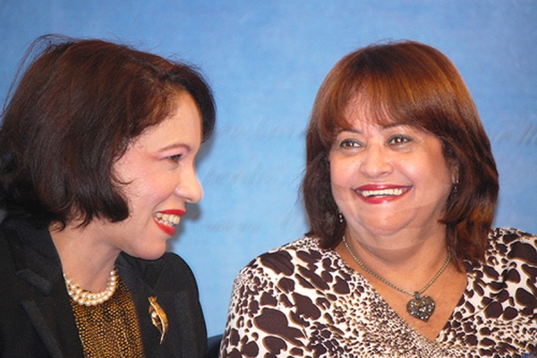 Verónica Sención e Ilonka Nacidit Perdomo, organizadoras de la Mini Feria del Libro en Ágora Mall.