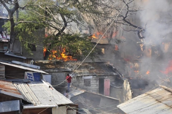 Fuego destruye más 40 viviendas en sector El Ejido Santiago