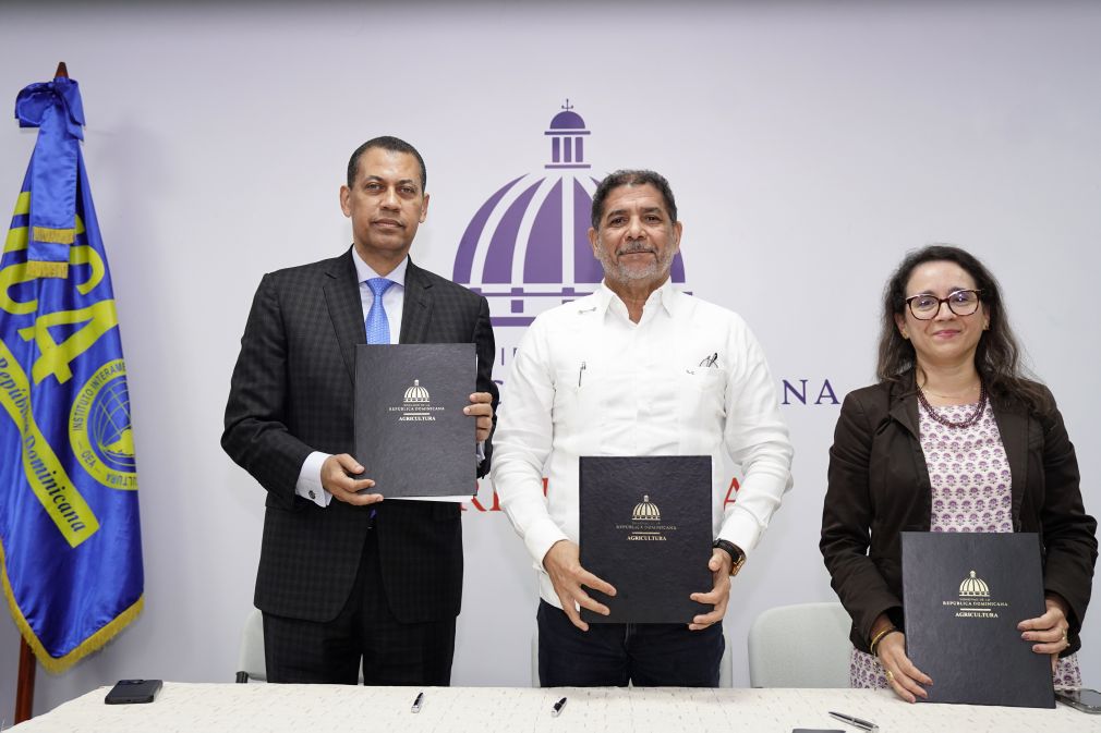 El acuerdo fue suscrito por el presidente del Consejo Directivo del Indotel, Guido Gómez Mazara; el ministro de Agricultura, Limber Cruz, y la representante del IICA en el país, Gabriela Quiroga.