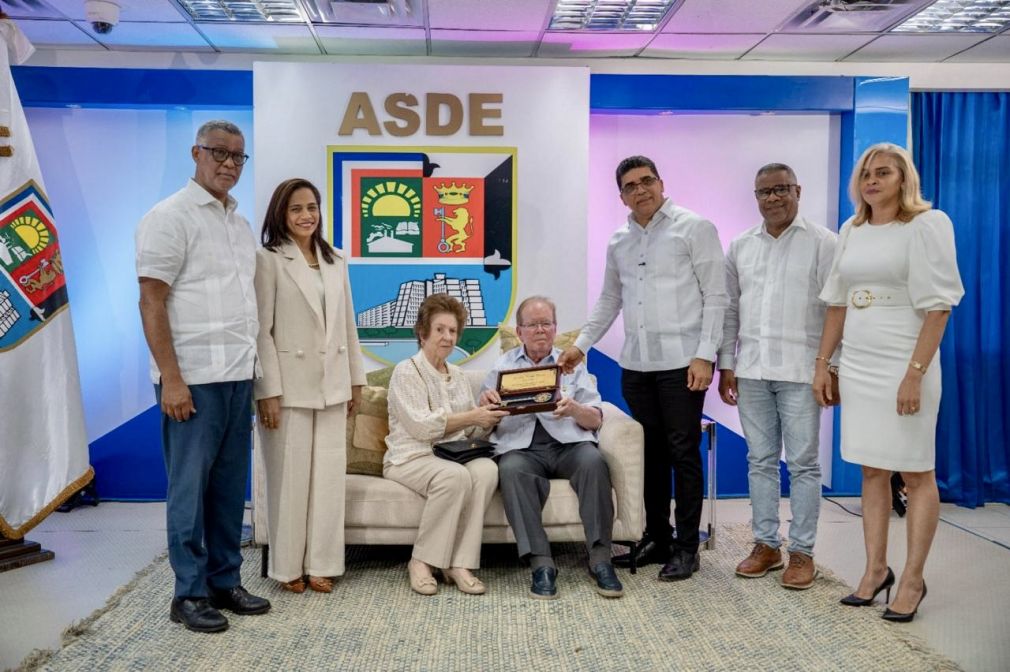 El acto fue encabezado por el alcalde Dío Astacio, en distinción al presidente del Grupo Corripio, José Luis “Pepín” Corripio Estrada, acompañado de su esposa, Ana María Alonso de Corripio.