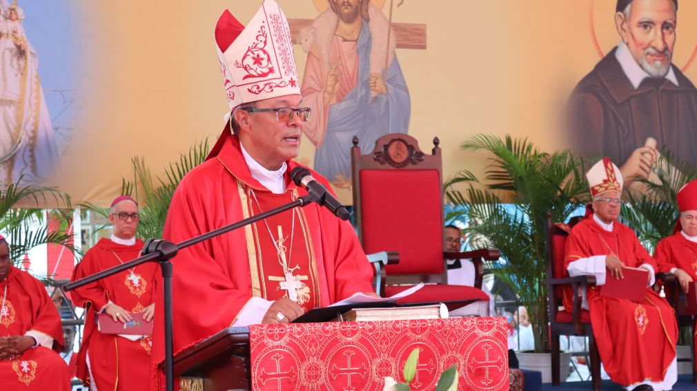 Monseñor Faustino Burgos Brisman es instalado obispo de Baní.