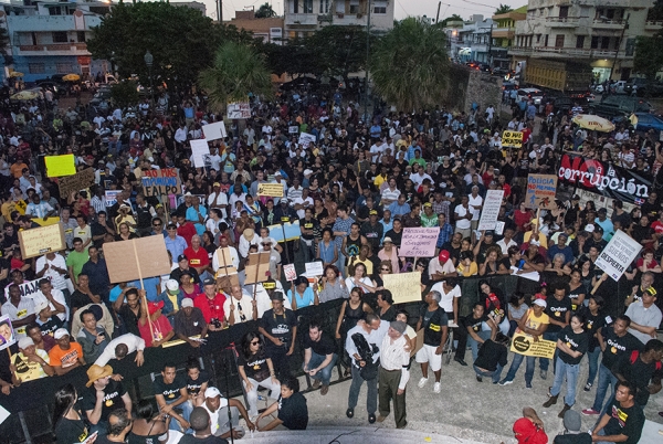 Vista parcial de los ciudadanos que acudieron al llamado del Movimiento Justicia Fiscal frente al Obelisco Hembra.