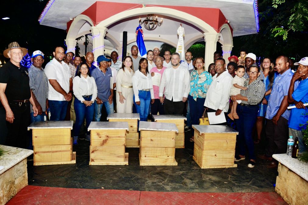Feda dona cajas de abejas a productores de Yuma para impulsar emprendimientos apícolas.