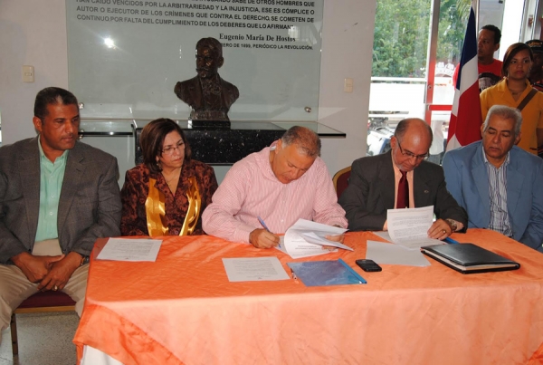 Alcalde de Santiago firma convenio con Acción Callejera