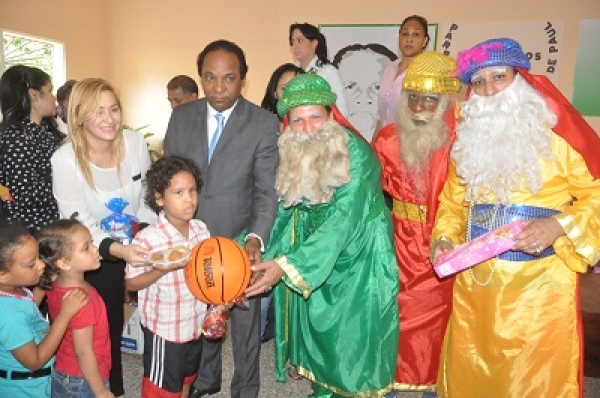 Fundación Sila Ozuna entrega juguetes en Los Mina