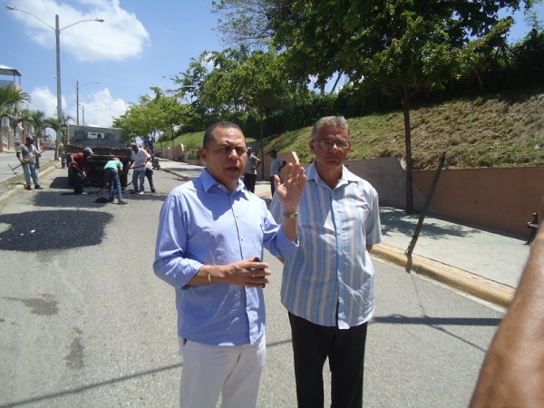 El alcalde de Moca Remberto Cruz, explica los trabajos que se realizan en Municipio Moca.