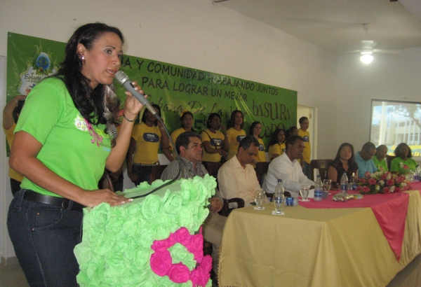 Alcaldesa Aura Saldaña mientras se deirigía al público.