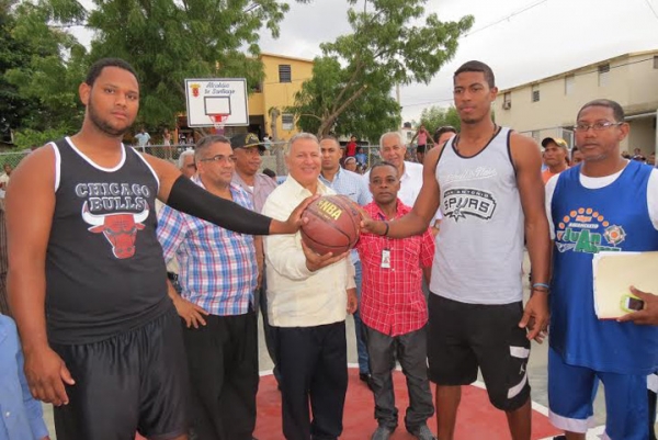 Alcalde de Santiago inaugura cancha deportiva 