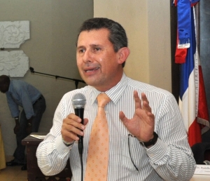 El licenciado costarricense Rodolfo Oconitrillo explica los riesgos financieros que amenazan las cooperativas.