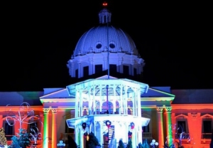 Iluminan con colores de la Navidad el Palacio Nacional