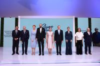 Canciller Roberto Álvarez y primera dama Raquel Arbaje encabezan reconocimiento al artista dominicano Juan Luis Guerra.