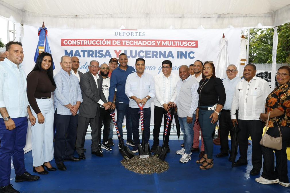El ministro de Deportes Kelvin Cruz anuncia inversión millonaria en varios barrios del municipio Santo Domingo Este.
