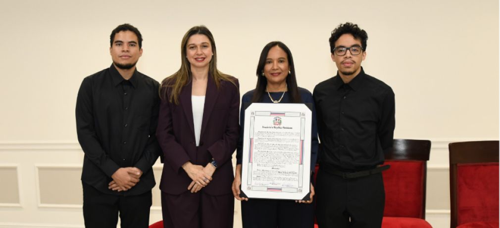 Matty Vásquez y sus hijos, Diego y René Fortunato Vásquez, reciben del Senado de la República el homenaje póstumo a René Fortunato. Foto suministrada por la familia Fortunato Vásquez.