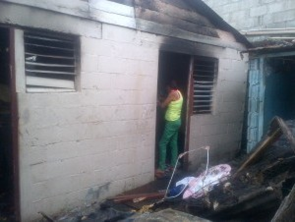 Hombre encierra pareja y le prende fuego, se queman 3 casas