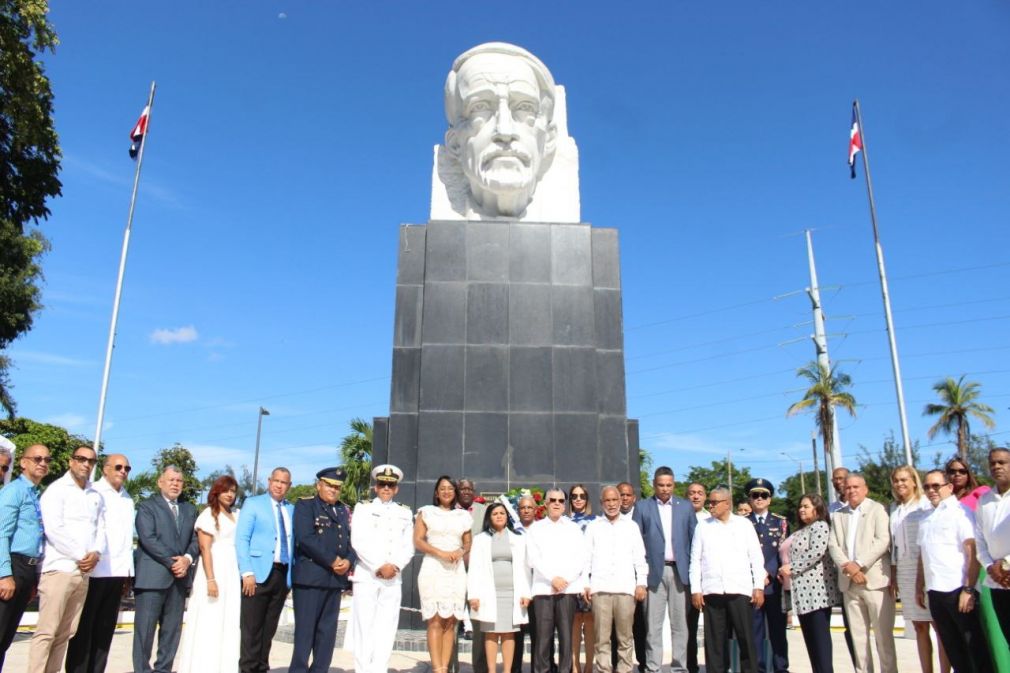 El anuncio fue hecho mientras depositaban una ofrenda floral en el busto a Duarte, ubicado en la Plaza que lleva el mismo nombre.