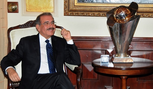 Llevan trofeo del Clásico Mundial de Béisbol al presidente Medina
