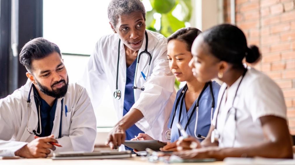 Bien vista por sociedades médicas, reinicia recertificación de conocimientos.