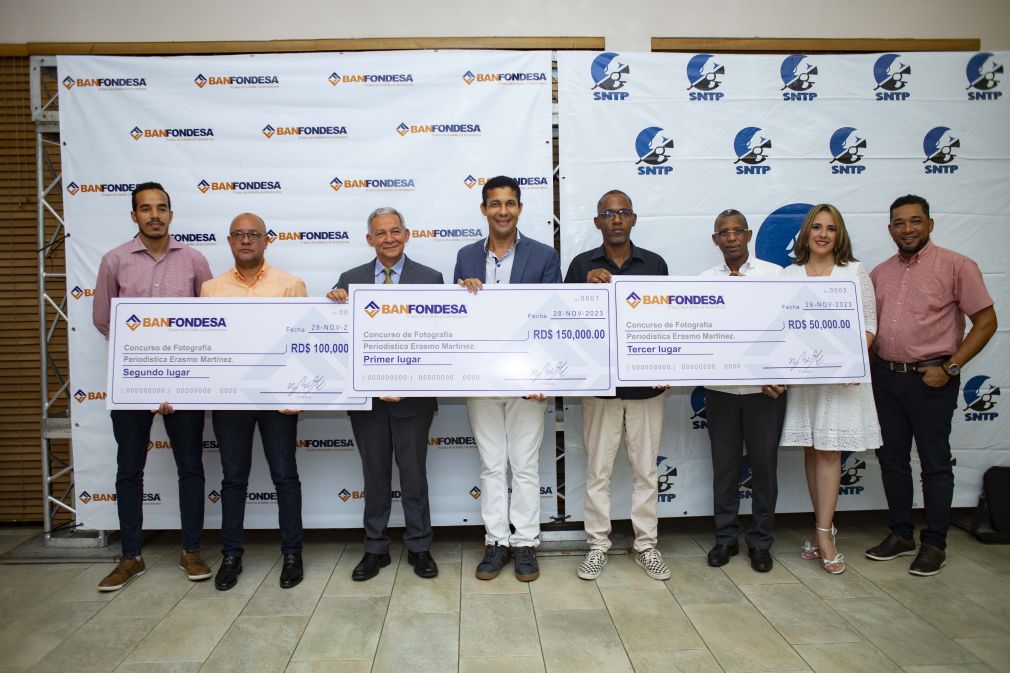 Ganadores concurso fotografia periodistica Erasmo Martinez y ejecutivos BanFondesa.