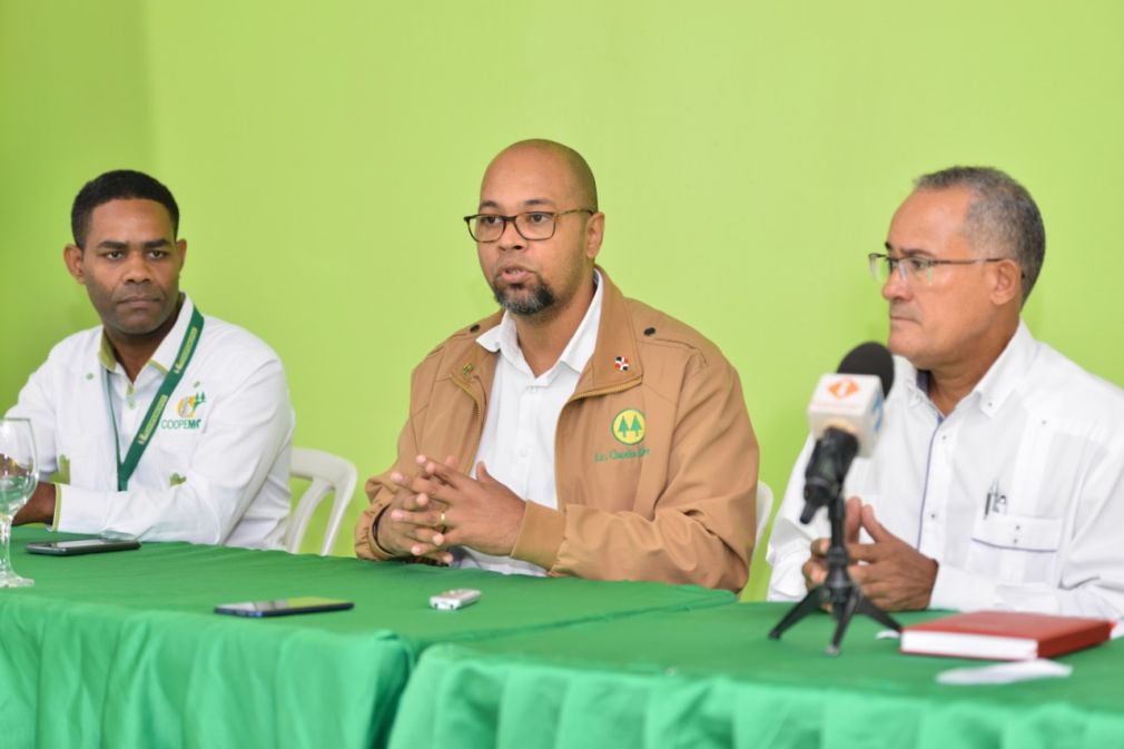 Directivos del Comité Organizador de la I Feria Dominicana del Libro Cooperativo, ofrecen detalles del programa de la actividad.
