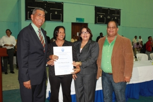  Francisco Terrero Galarza y Emma Polanco, vicerrectores de la UASD, entregaron un diploma de reconocimiento a Josefina (Fifa) Méndez. A la derecha, el director de Deporte de la academia, Julio Gómez Soto. 
