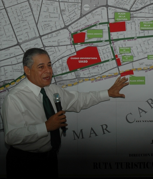 Roberto Salcedo muestra la Ruta Turística diseñada.