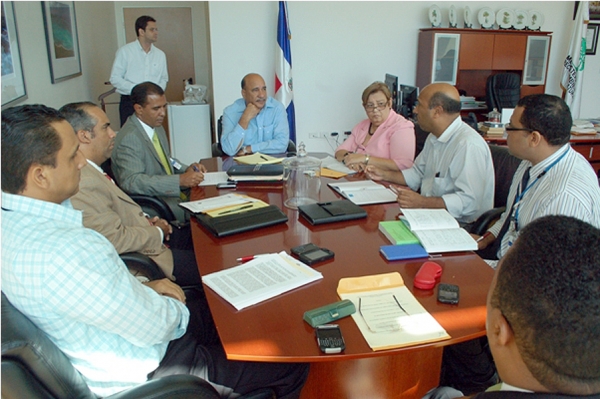 Ministerio de Medio Ambiente y Recursos Naturales, la Liga Municipal Dominicana (LMD), la Mancomunidad de los Ayuntamientos del Gran Santo Domingo y la Federación Dominicana de Municipios (FEDOMU) forman parte en el diálogo.
