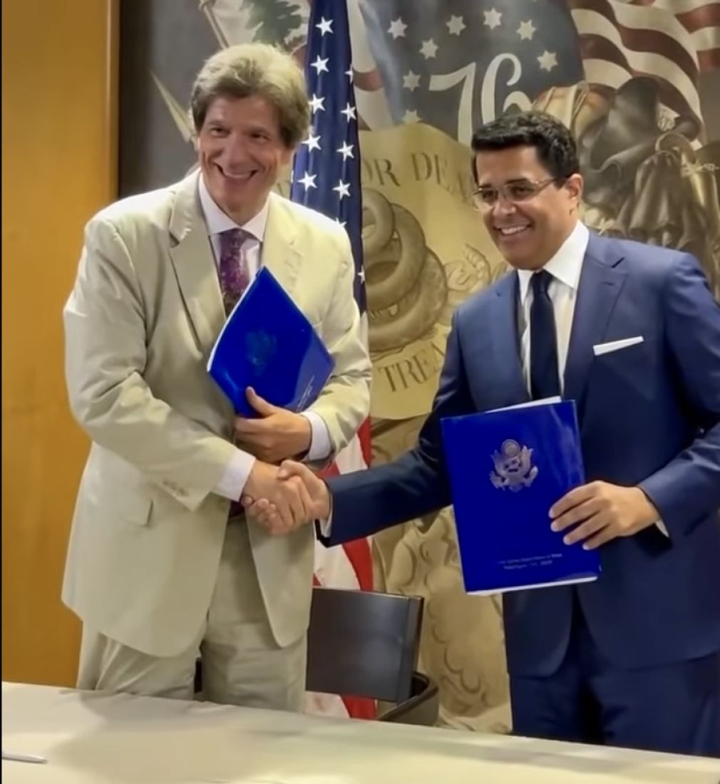 El acuerdo fue firmado entre el subsecretario de Estado de EE. UU. de Crecimiento Económico, Energía y Medio Ambiente, José W. Fernández Y David Collado, ministro de Turismo de la República Dominicana.