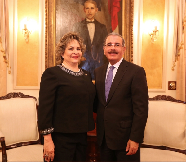 Alexandra Izquierdo acompañada del presidente Danilo Medina.